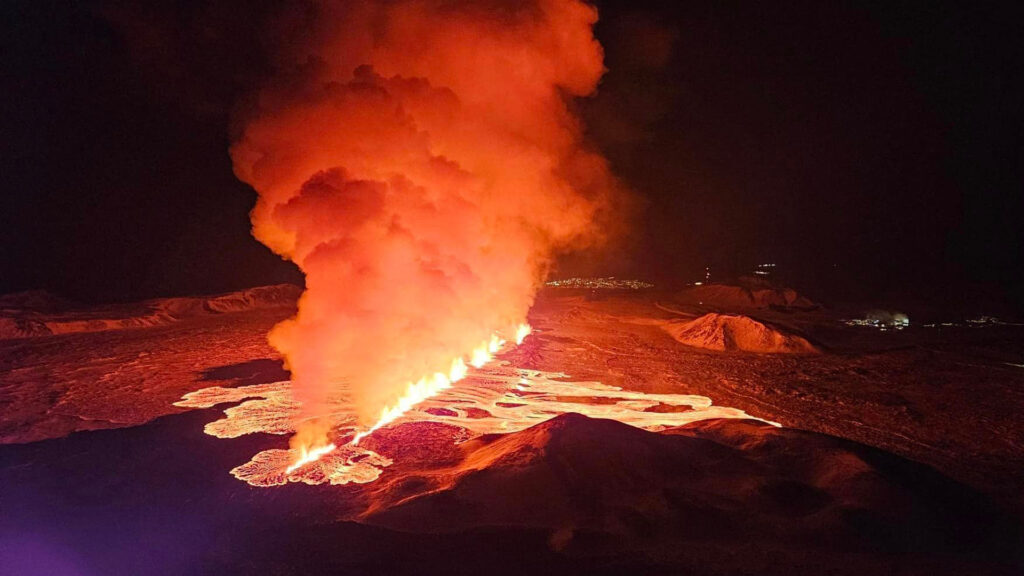 A volcanic eruption in Sundhnúk, Iceland, that started on Feb. 8, 2024 (Almannavarnadeild ríkislögreglustjóra, Public domain, via Wikimedia Commons)