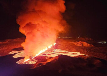A volcanic eruption in Sundhnúk, Iceland, that started on Feb. 8, 2024 (Almannavarnadeild ríkislögreglustjóra, Public domain, via Wikimedia Commons)