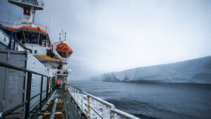 The research expedition sailed close to the front of the Ross Ice Shelf. (Lana Young/AntNZ/NIWA/K872, CC BY-SA)