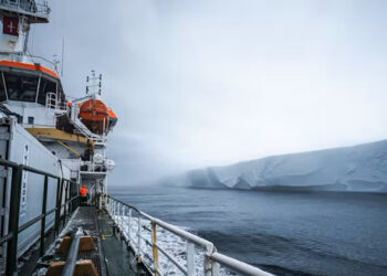 The research expedition sailed close to the front of the Ross Ice Shelf. (Lana Young/AntNZ/NIWA/K872, CC BY-SA)