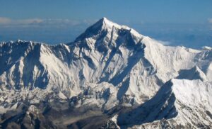 Mount Everest (shrimpo1967derivative work: Papa Lima Whiskey 2, CC BY-SA 2.0, via Wikimedia Commons)