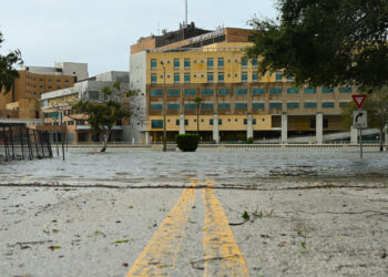 Storm surge from Hurricane Idalia along Bayshore Boulevard in Tampa in 2022. Tampa General Hospital is the yellow building across the channel. (Andrew Heneen, CC BY 4.0, via Wikimedia Commons)