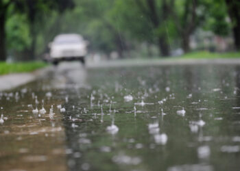 Rainfall causes water to collect on a street. (iStock image)