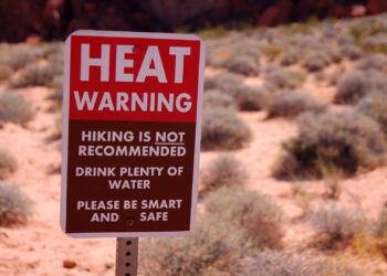 A sign warning about the heat on a trail in Nevada (iStock image)
