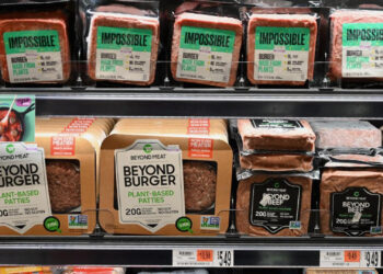 Plant-based foods — meat substitutes that don’t contain meat — could help reduce greenhouse gas emissions and lead to less deforestation and land degradation. (Mike Kemp/In Pictures/Getty Images via Grist)
