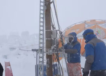 Researchers drilling on the Guliya Glacier. (Lonnie Thompson, CC BY-ND)