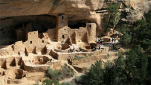 Puebloan cliff dwellings at Mesa Verde offered protection from the elements and, because of their orientation, protection from direct Sun in summer. (Andreas F. Borchert, CC BY-SA)