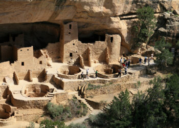 Puebloan cliff dwellings at Mesa Verde offered protection from the elements and, because of their orientation, protection from direct Sun in summer. (Andreas F. Borchert, CC BY-SA)