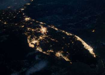 A picture of Florida at night taken by astronauts on the International Space Station (Earth Science and Remote Sensing Unit, NASA-Johnson Space Center, Public domain, via Wikimedia Commons)