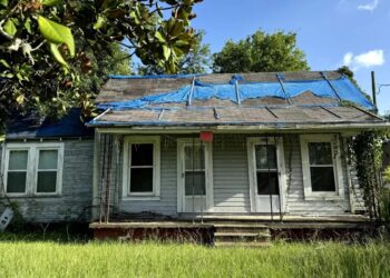 A condemned building in central Lake Charles. (Zoya Teirstein/Grist)
