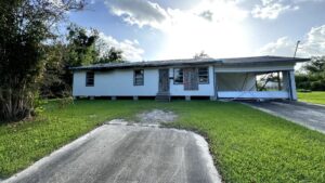 One of the many abandoned and condemned homes in Lake Charles. (Zoya Teirstein/Grist)
