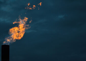 Methane burns from a flaring unit at a solid waste landfill. (Carl Young, CC BY-SA 4.0 , via Wikimedia Commons)