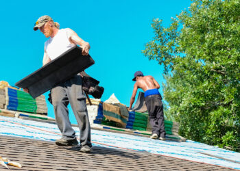 Roofers work in the heat (iStock image)