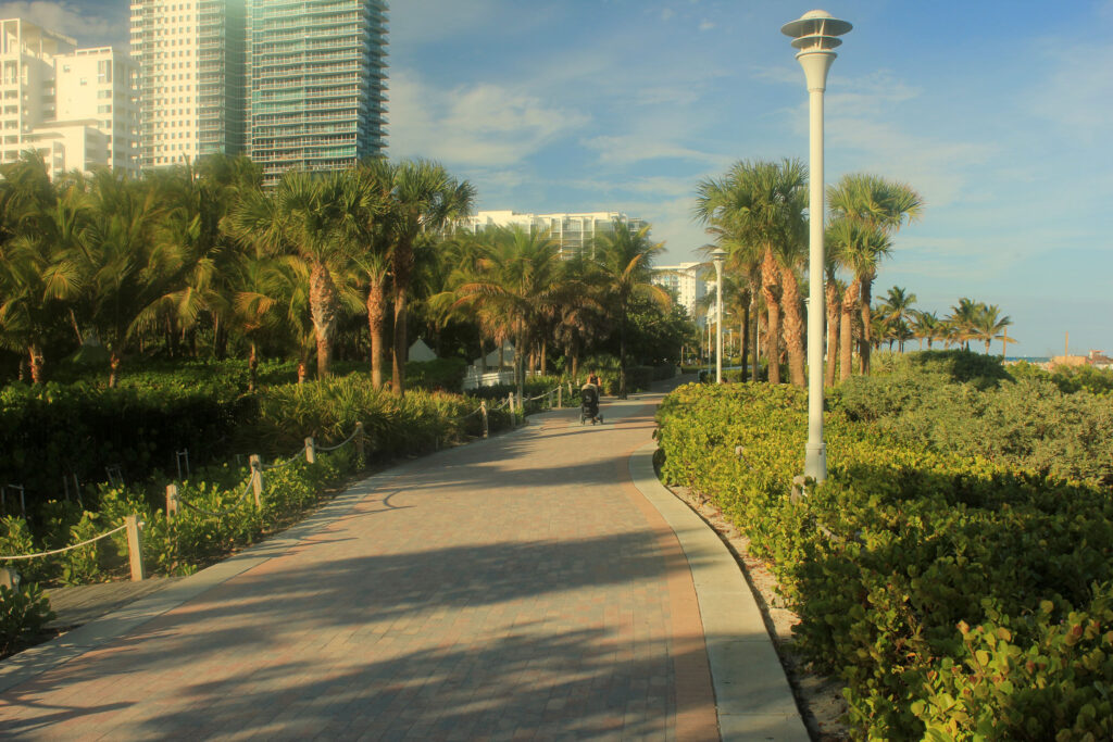 The Beachwalk in Miami Beach (Yinan Chen, Public Domain, via Wikimedia Commons)