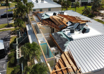 An apartment building in Holmes Beach that was damaged by Hurricane Milton (Ubuntwo, CC BY-SA 4.0, via Wikimedia Commons)