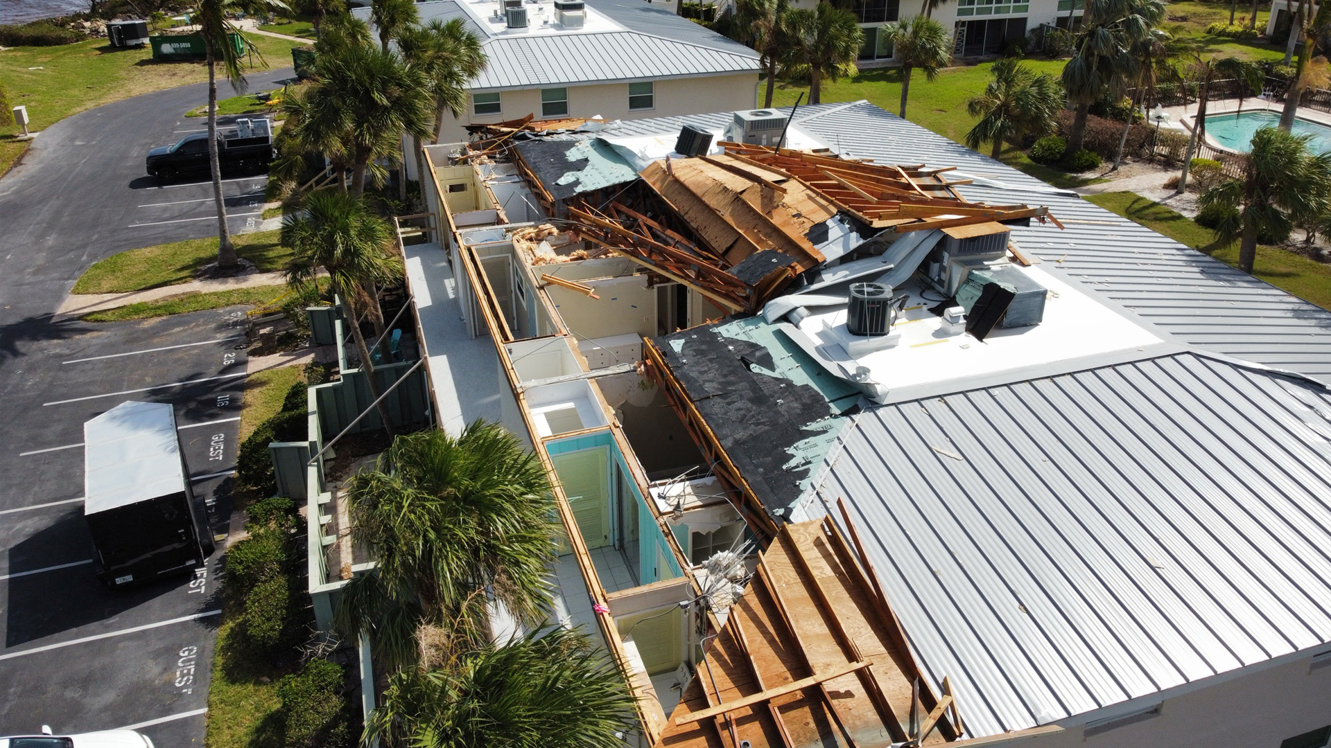 An apartment building in Holmes Beach that was damaged by Hurricane Milton (Ubuntwo, CC BY-SA 4.0, via Wikimedia Commons)