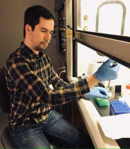 Andre Naranjo extracts DNA in the lab. (Andre Narango, CC BY-ND)