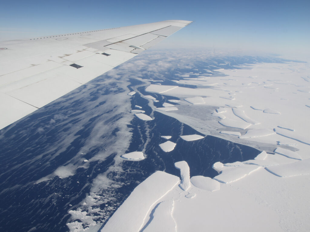 The calving front of an ice shelf in West Antarctica, as seen by aircraft (NASA Goddard Space Flight Center, Public domain, via Wikimedia Commons)
