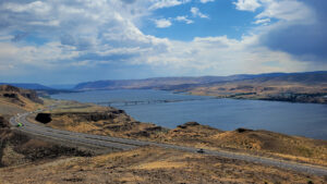 A view of the Interstate 90 Vantage River Bridge crossing the Columbia River (Atanamir, CC BY-SA 4.0, via Wikimedia Commons)