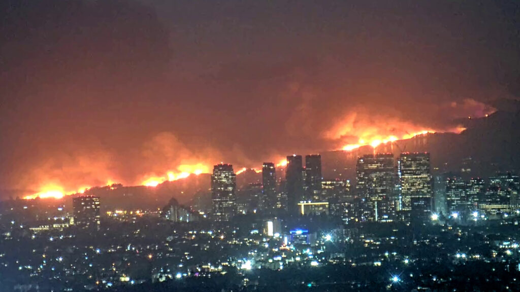 The Palisades fire as seen from downtown Los Angeles on Jan. 7, 2025 (Toastt21, CC BY-SA 4.0, via Wikimedia Commons)