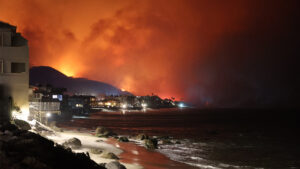 The Palisades Fire as seen from beachside homes in January 2025 (CAL FIRE, Public domain, via Wikimedia Commons)