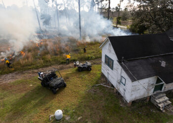 A prescribed fire burns underbrush near a house at the Ordway-Swisher Biological Station in Melrose. (Tyler Jones, UF/IFAS)