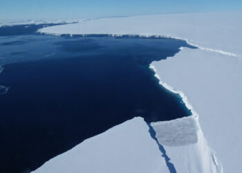 A calving front of the Antarctic ice sheet (NASA Goddard Space Flight Center, Public domain, via Wikimedia Commons)