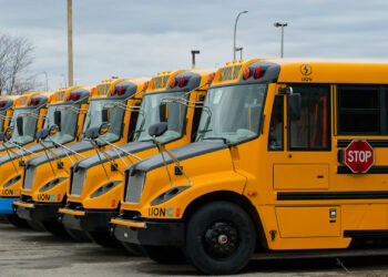 Electric school buses (Pierre5018, CC BY 4.0, via Wikimedia Commons)
