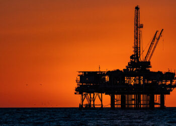 An oil drilling platform off the coast of California (iStock image)