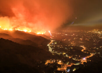 Rescue teams evacuate a Los Angeles neighborhood from a wildfire (iStock image)