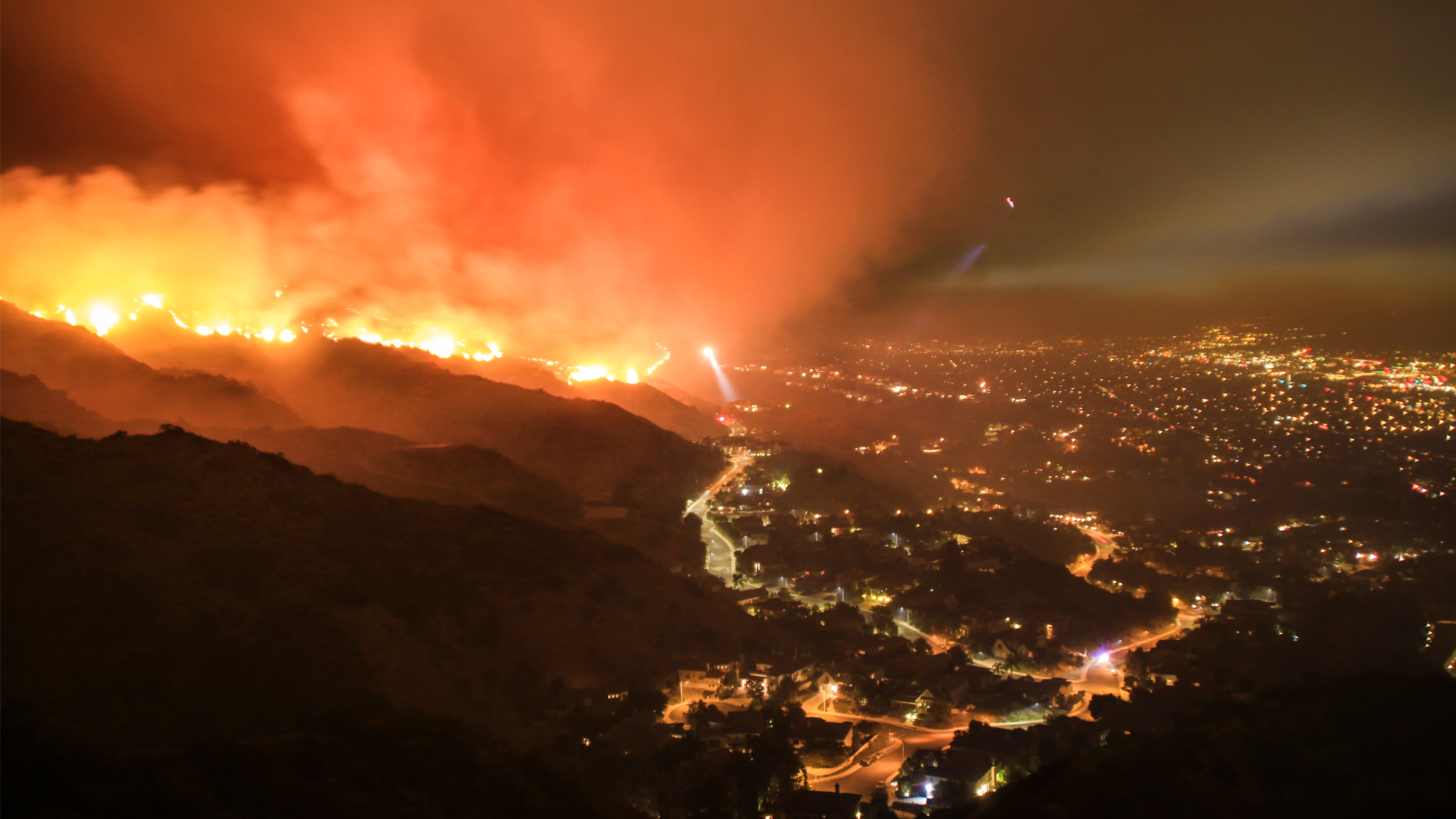 Rescue teams evacuate a Los Angeles neighborhood from a wildfire (iStock image)