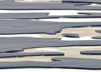 Arctic ice melt (Pablo Clemente-Colon, Public domain, via Wikimedia Commons)