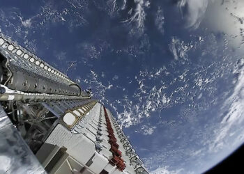A batch of 60 Starlink test satellites stacked atop a Falcon 9 rocket, close to being put in orbit. (SpaceX, CC0, via Wikimedia Commons)