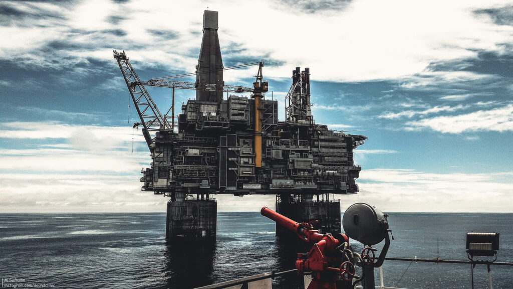 A Russian oil drilling platform (Maksim Safiullin, CC BY 3.0, via Wikimedia Commons)
