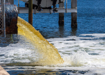 Polluted water pours from a pipe into a lake in Florida (iStock image)