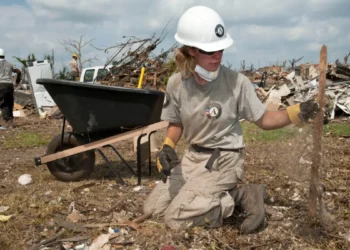 An AmeriCorps member assists with tornado recovery (Julie Denesha/Getty Images via Grist)