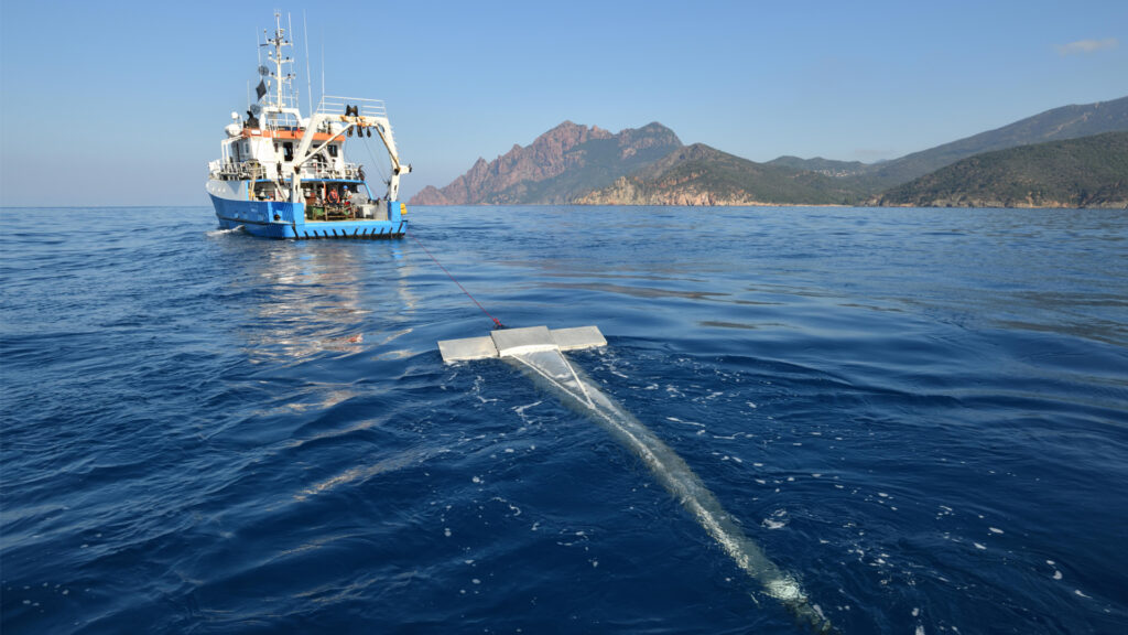A boat pulls a net recovering microplastics in the Mediterranean Sea. (Olivier Dugornay, CC BY 4.0, via Wikimedia Commons)