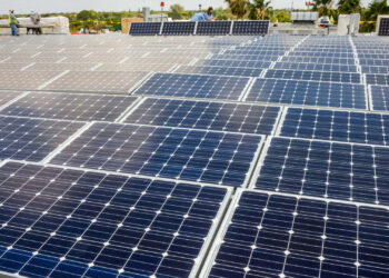A rooftop solar array being installed in Broward County (Paul Krashefski/U.S. Department of Energy, Public domain, via Wilimedia Commons)