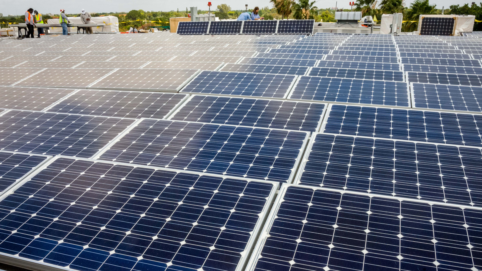 A rooftop solar array being installed in Broward County (Paul Krashefski/U.S. Department of Energy, Public domain, via Wilimedia Commons)