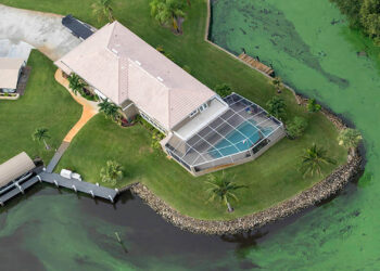 A 2018 algae outbreak in Stuart, where Lake Okeechobee water is discharged. (Photo by John Moran)