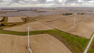 Wind turbines on farmland in Iowa (Wikideas1, CC0, via Wikimedia Commons)