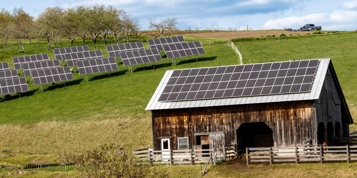 Solar panels on a farm in Vermont (Emily Boren./U.S. Department of Energy, Public domain, via Wikimedia Commons)