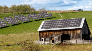 Solar panels on a farm in Vermont (Emily Boren./U.S. Department of Energy, Public domain, via Wikimedia Commons)