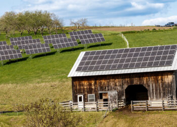 Solar panels on a farm in Vermont (Emily Boren./U.S. Department of Energy, Public domain, via Wikimedia Commons)