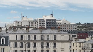 A white-painted roof in Paris in 2024, part of an effort to reduce heat islands (Briq Formation, CC BY 4.0, via Wikimedia Commons)