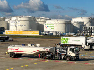 A tanker with sustainable aviation fuel at the Frankfurt Airport (Ubahnverleih, CC0, via Wikimedia Commons)