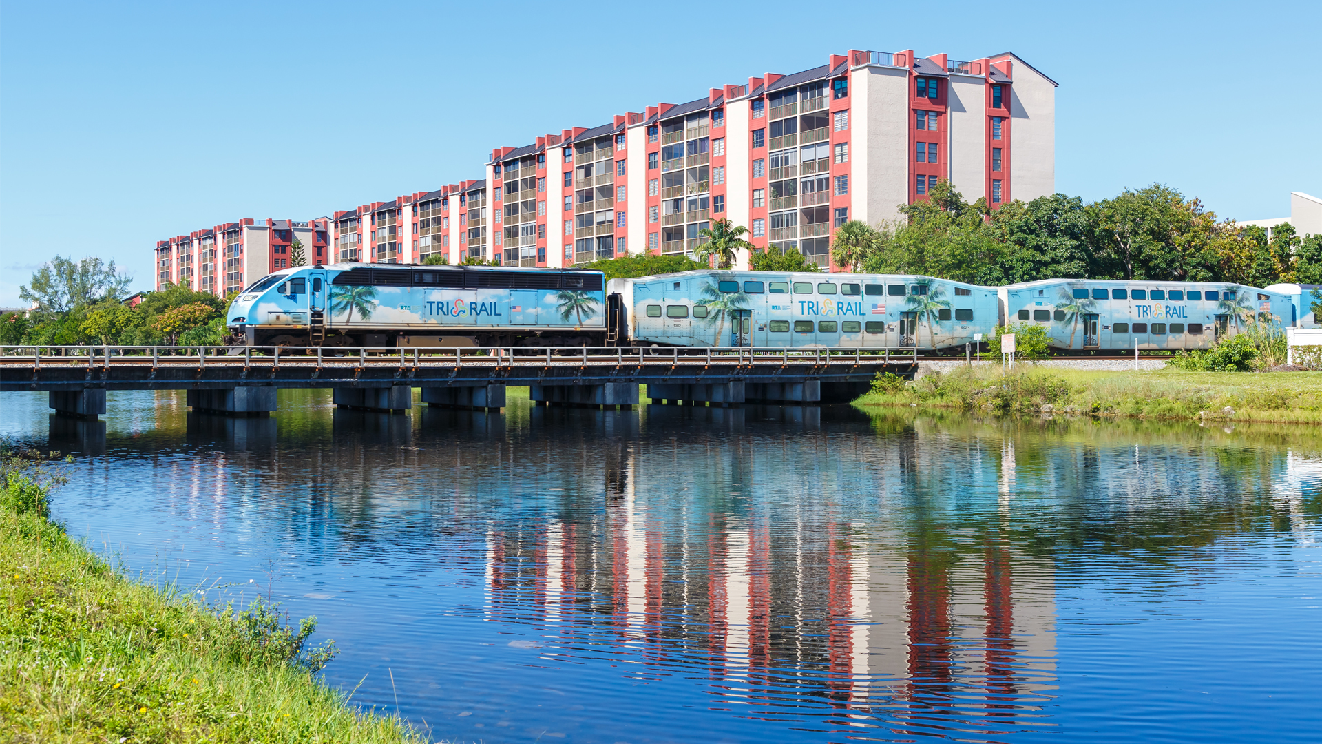 A Trail-Rail train passes through Fort Lauderdale (iStock image)