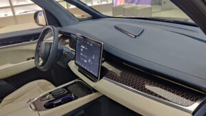 The inside of a Zeekr 009 (JustAnotherCarDesigner, CC BY-SA 4.0, via Wikimedia Commons)