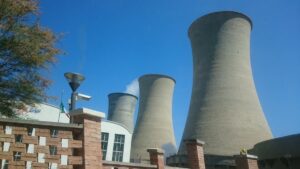 Cooling towers at the geothermal power plant of Larderello, Italy (Goth nespresso, Public domain, via Wikimedia Commons)