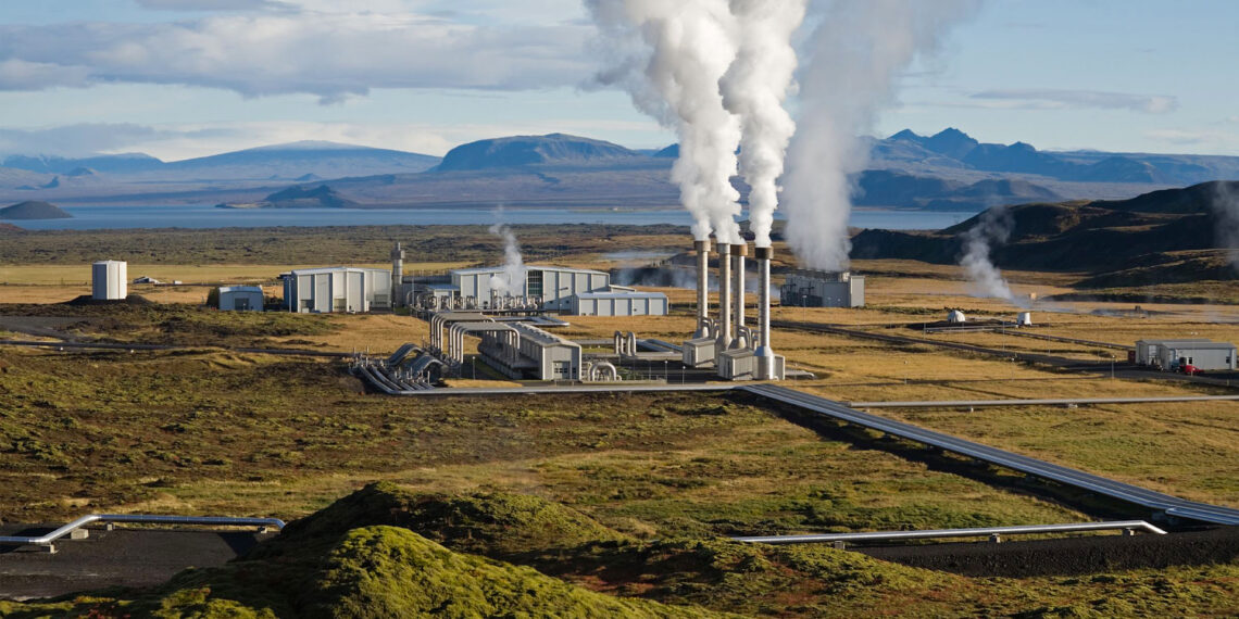 The Nesjavellir Geothermal Power Plant in Iceland (Gretar Ívarsson – Edited by Fir0002, Public domain, via Wikimedia Commons)
